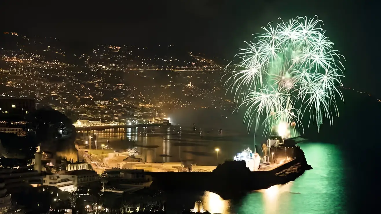 A celebration moment at Belmond Reid’s Palace, one of the best hotels for New Year’s Eve in Madeira, showcasing a sky full of colourful fireworks.