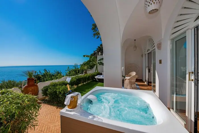 A jacuzzi on the terrasse of La Casa di Peppe, one of the best romantic hotels in Positano, offering a romantic set for its guests.