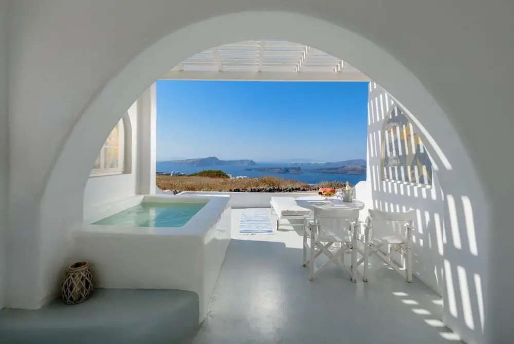 The balcony of Kalestesia Suites offers a stunning ocean view, a perfect family-friendly hotel in Santorini.