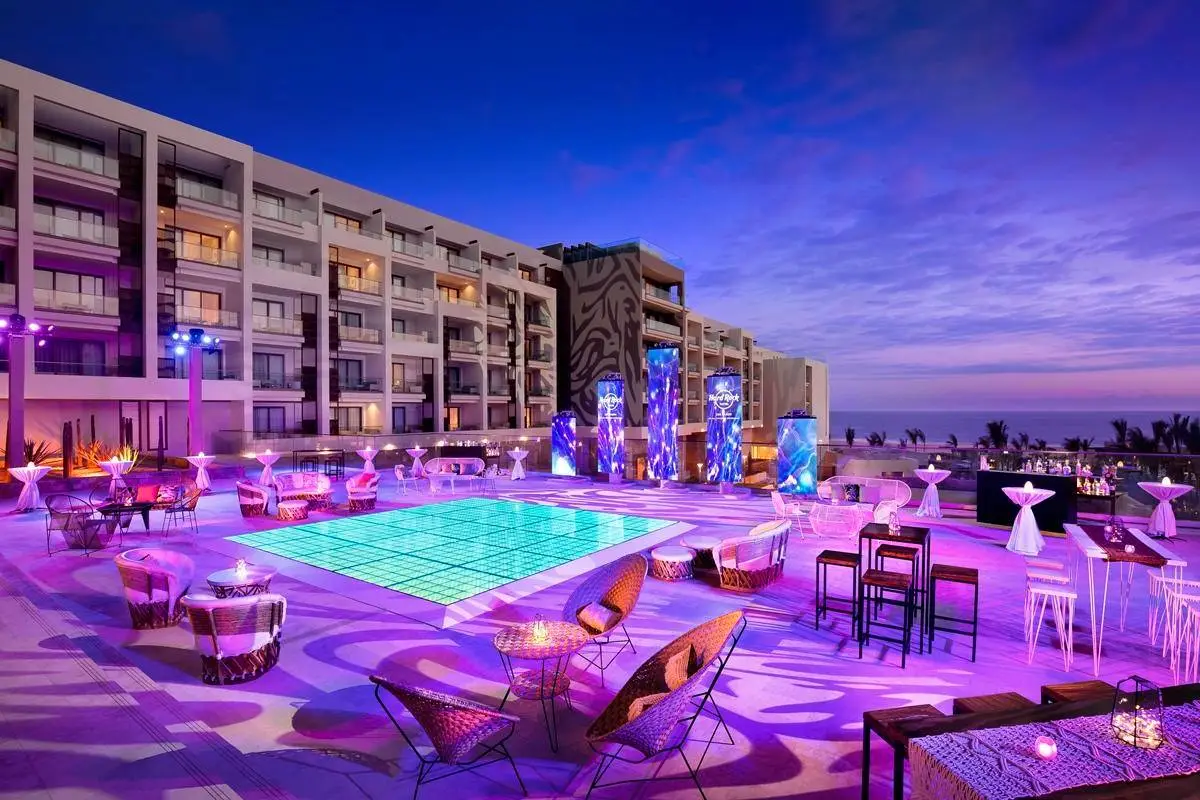A vibrant music night atmosphere in Hard Rock Rivera Maya, one of the best music-themed hotels worldwide.
